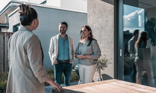 Woningmakelaar van Royworks in gesprek